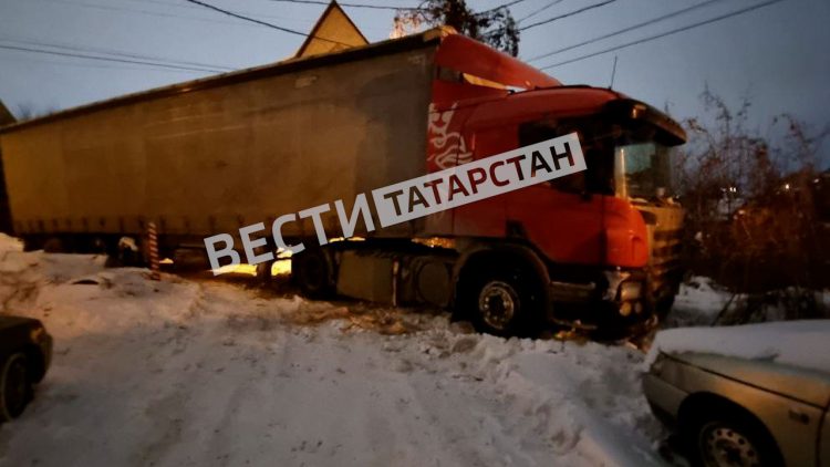 В центре Воронежа застряла фура из Татарстана