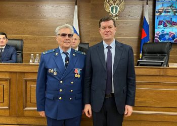 Альберт Суяргулов поздравил ветерана прокуратуры, удостоенного госнаграды РТ