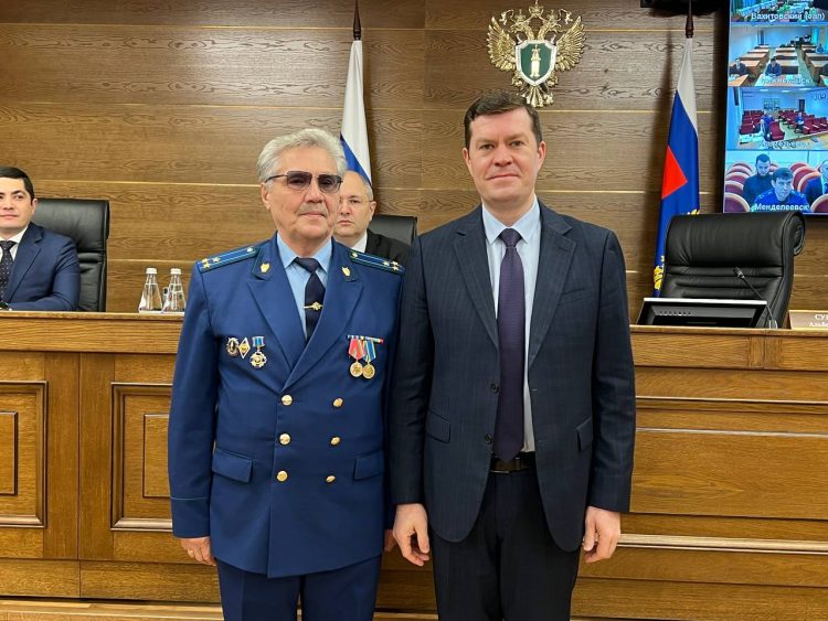 Альберт Суяргулов поздравил ветерана прокуратуры, удостоенного госнаграды РТ