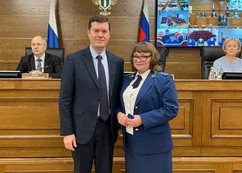 Альберт Суяргулов поздравил работника ведомства с присвоением очередного классного чина