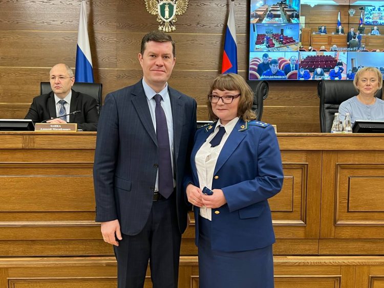 Альберт Суяргулов поздравил работника ведомства с присвоением очередного классного чина