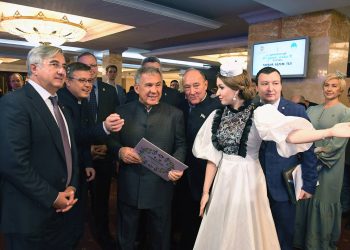 ГТРК «Татарстан» презентовала Минниханову пластинку с записью радиоспектакля