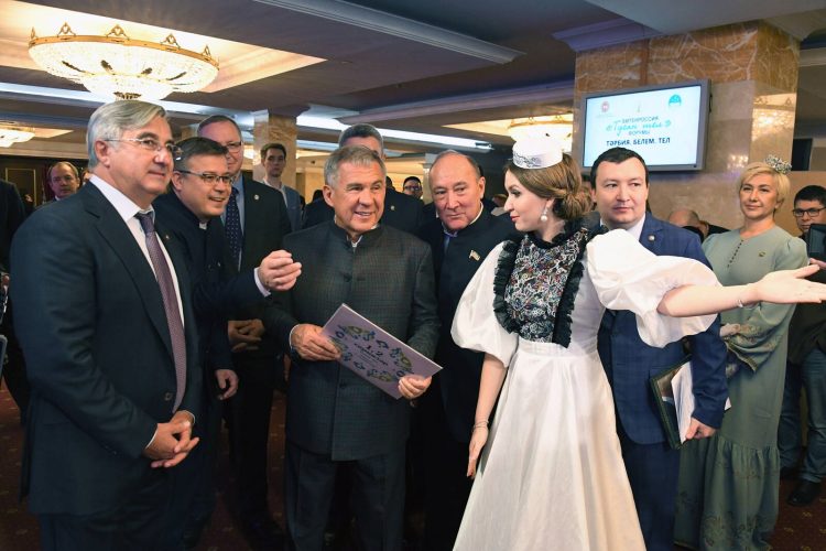 ГТРК «Татарстан» презентовала Минниханову пластинку с записью радиоспектакля