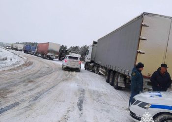 На трассе в Татарстане образовалась гигантская пробка из фур