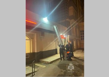 В Казани парень выпал из окна и выжил