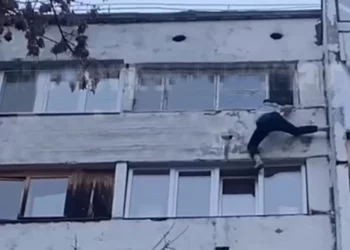 В Казани мужчина погиб, сорвавшись с балкона