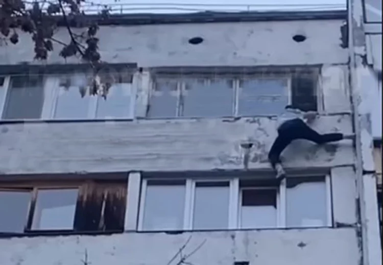 В Казани мужчина погиб, сорвавшись с балкона