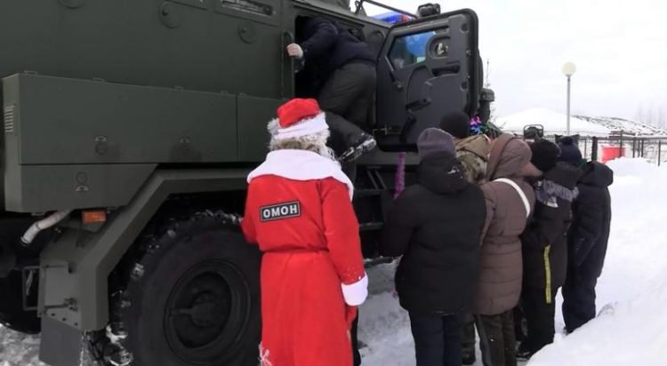 Сотрудники казанского ОМОН Управления Росгвардии поздравили воспитанников детского дома-интерната