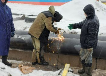Бригада из Татарстан восстанавливает теплопровод в Лисичанске, несмотря на ледяной дождь