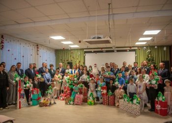 Мэр Набережных Челнов и депутаты вручили подарки детям из приюта «Асылтыш»