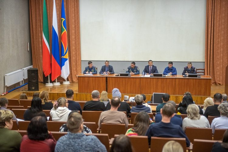 Власти Челнов встретились с пострадавшими арендаторами «Гараж-500»