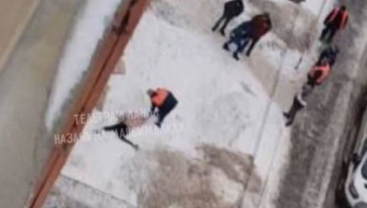 Жители Казани нашли под окнами многоэтажки труп пенсионера