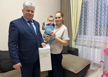 В Набережных Челнах семьям бойцов СВО вручили новогодние подарки