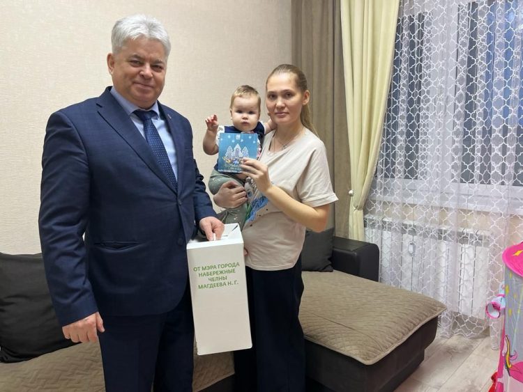 В Набережных Челнах семьям бойцов СВО вручили новогодние подарки