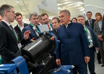 Минниханов посетил Высшую школу нефти в Альметьевске
