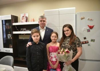 Магдеев начал вручать подарки семьям участников СВО