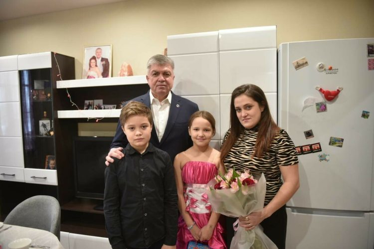 Магдеев начал вручать подарки семьям участников СВО