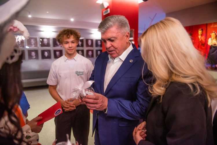 Магдеев подарит четырехлетней челнинке куклу и коляску на Новый год