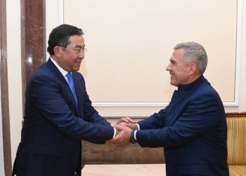 Минниханов обсудил сотрудничество с акимом казахстанской области Абай