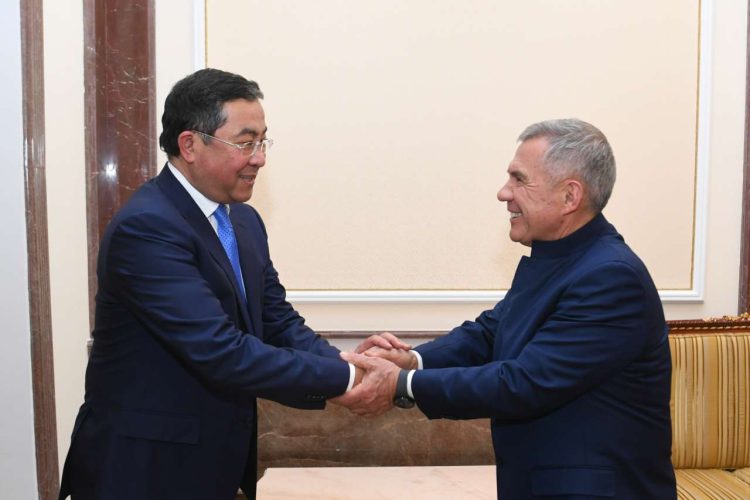 Минниханов обсудил сотрудничество с акимом казахстанской области Абай