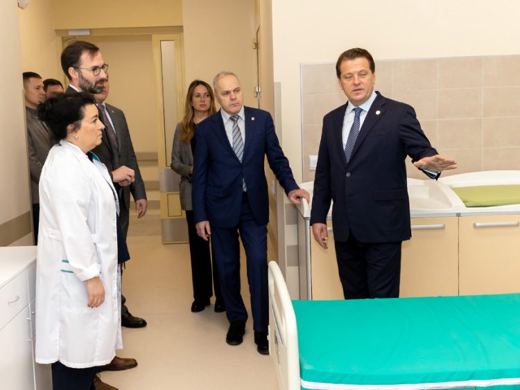 Метшин осмотрел перинатальный центр, который откроется на базе больницы №7