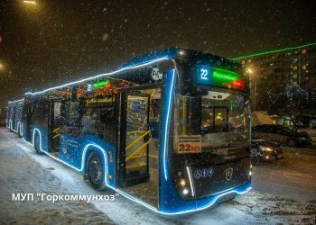 В Челнах к новогодним праздникам украсили городские автобусы
