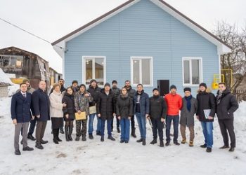 В Зеленодольском районе многодетной семье погорельцев вручили ключи от нового дома