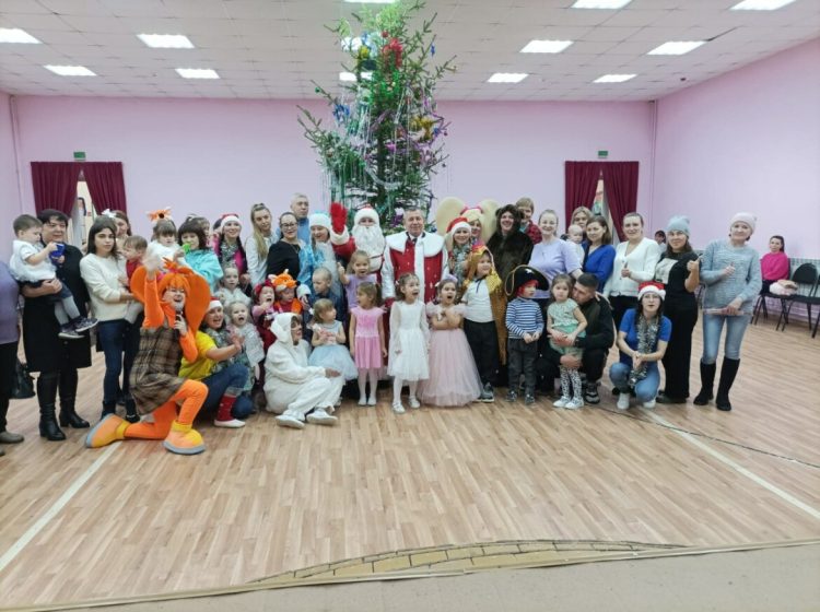 Глава Мамадышского района в образе Деда Мороза поздравил детей бойцов СВО