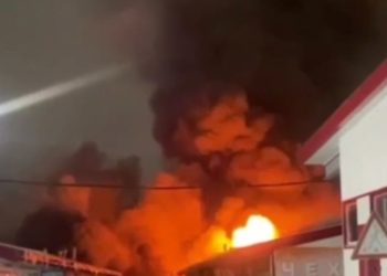 В Челнах загорелся павильон авторынка