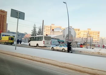 В центре Нижнекамска столкнулись трамвай и автобус