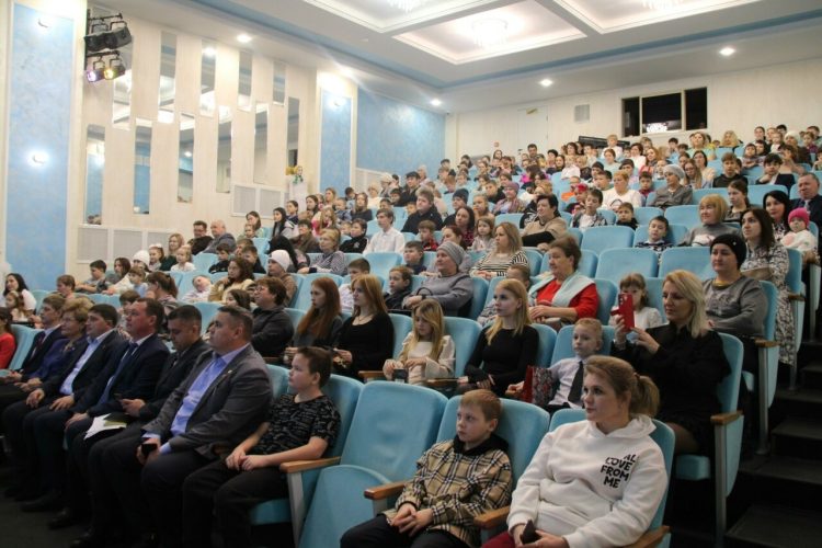 В Менделеевске детям участников СВО показали сказку «12 месяцев»