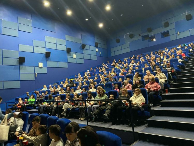 В Челнах пройдет праздничный кинопоказ с Дедом Морозом и подарками для семей бойцов СВО