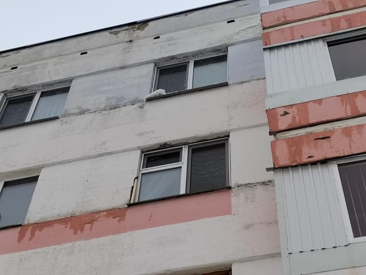 В Нижнекамске ребенок пострадал после падения снега с крыши дома