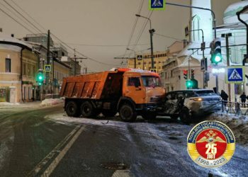 В Казани водитель «КамАЗ» на скорости влетел в Land Rover