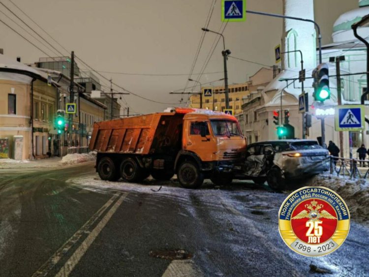 В Казани водитель «КамАЗ» на скорости влетел в Land Rover