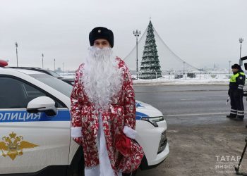 В Казани прошел профилактический рейд ГИБДД с участием Деда Мороза
