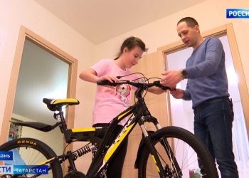 Полпред президента в ПФО подарил девочке из Казани велосипед