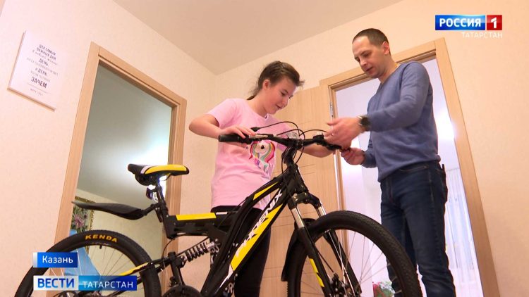 Полпред президента в ПФО подарил девочке из Казани велосипед