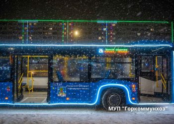 В Челнах к новогодним праздникам украсили автобусы