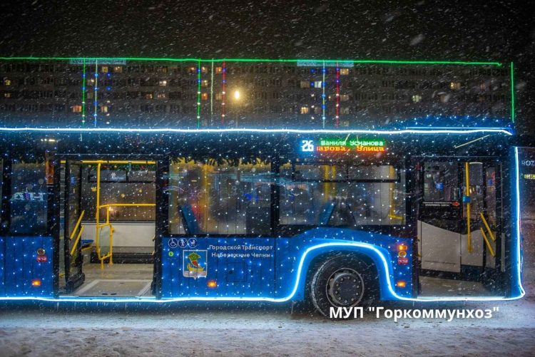 В Челнах к новогодним праздникам украсили автобусы