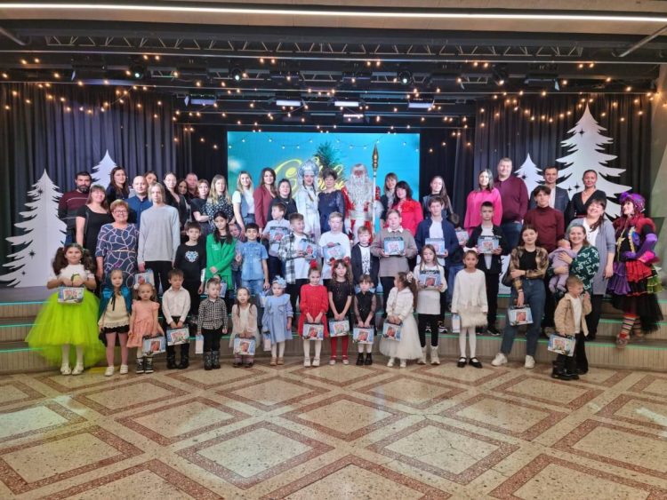 В Челнах устроили новогоднюю елку для детей погорельцев авторынка «Гараж 500»