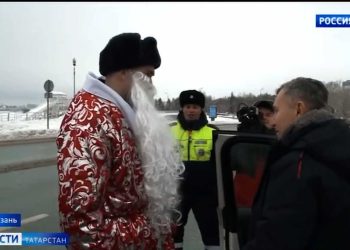В Казани прошли праздничные рейды ГИБДД с Дедом Морозом