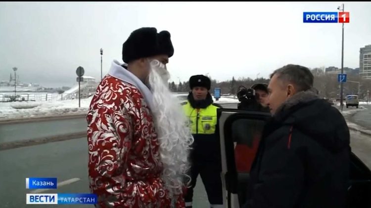 В Казани прошли праздничные рейды ГИБДД с Дедом Морозом