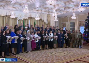 Минниханов в преддверии Нового года вручил госнаграды РФ и РТ