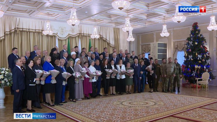 Минниханов в преддверии Нового года вручил госнаграды РФ и РТ