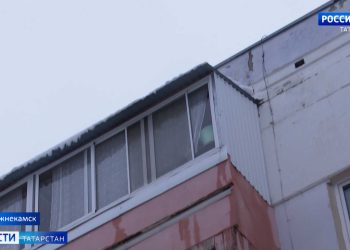 Стало известно о состоянии ребенка, на которого с крыши упала глыба льда