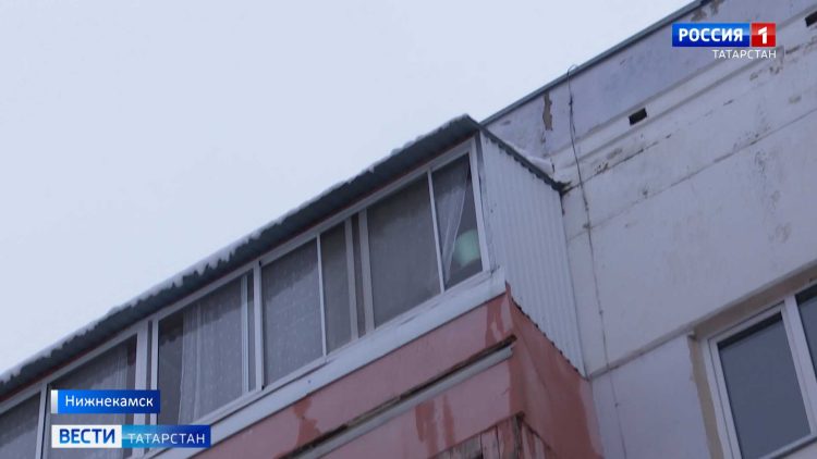 Стало известно о состоянии ребенка, на которого с крыши упала глыба льда