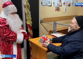 Участники «Движения Первых» поздравили работников организаций