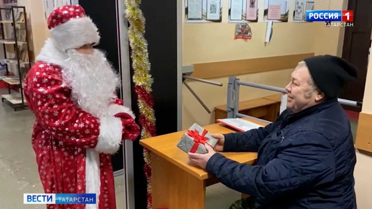 Участники «Движения Первых» поздравили работников организаций