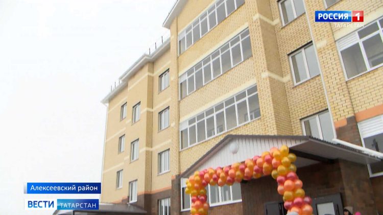 В Алексеевском районе семья участника СВО получила ключи от новой квартиры